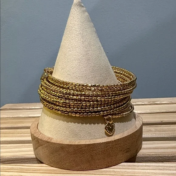 Elegant Gold Beaded Bracelet with Heart Charm - Picture 2 of 4